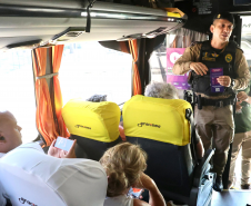 Sesp faz ação na rodoviária de Curitiba para combater a violência contra a mulher