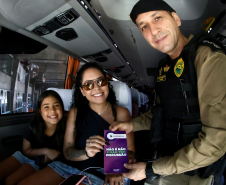 Sesp faz ação na rodoviária de Curitiba para combater a violência contra a mulher