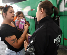 Sesp faz ação na rodoviária de Curitiba para combater a violência contra a mulher