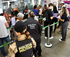 Sesp faz ação na rodoviária de Curitiba para combater a violência contra a mulher