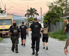 PCPR, PMPR e Polícia Penal cumprem 13 mandados de busca e apreensão contra o tráfico de drogas no Litoral