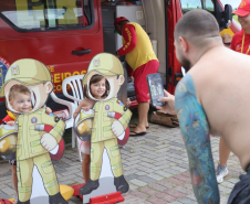 Bombeiros promovem educação preventiva para crianças sobre cuidados no mar no Carnaval
