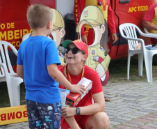 Bombeiros promovem educação preventiva para crianças sobre cuidados no mar no Carnaval