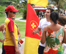 Bombeiros promovem educação preventiva para crianças sobre cuidados no mar no Carnaval
