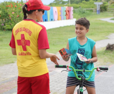 Bombeiros promovem educação preventiva para crianças sobre cuidados no mar no Carnaval