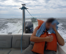 PMPR realiza resgate de embarcação à deriva em Pontal do Paraná