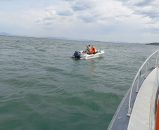 PMPR realiza resgate de embarcação à deriva em Pontal do Paraná