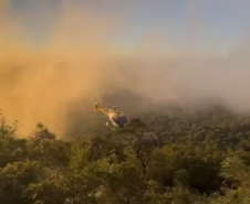 PMPR e Corpo de Bombeiros realizam resgate aéreo de homem ferido no Morro do Anhangava