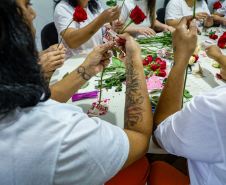 Mulheres privadas de liberdade preparam rosas que serão entregues no Dia Internacional da Mulher