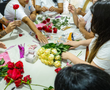 Mulheres privadas de liberdade preparam rosas que serão entregues no Dia Internacional da Mulher