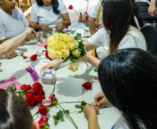 Mulheres privadas de liberdade preparam rosas que serão entregues no Dia Internacional da Mulher