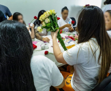 Mulheres privadas de liberdade preparam rosas que serão entregues no Dia Internacional da Mulher