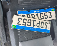 PMPR recupera veículo com placas clonadas abandonado na Fazendinha, em Curitiba