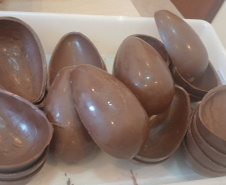 Ação solidária: Polícia Penal leva alegria à Páscoa de crianças em CMEI de Foz do Iguaçu