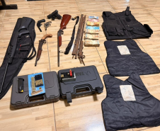 PMPR apreende arsenal e mais de R$ 46 mil durante atendimento a vítima de violência doméstica no Vale do Ivaí