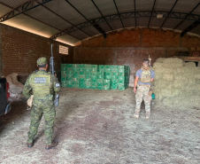  PMPR e PF prendem sete homens e apreendem 20 mil pacotes de cigarros contrabandeados no Noroeste 