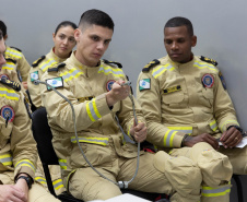 Cadetes do Corpo de Bombeiros fazem treinamento sobre produtos perigosos na Sanepar