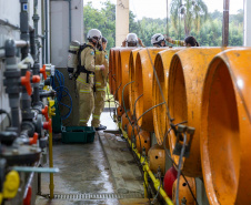 Cadetes do Corpo de Bombeiros fazem treinamento sobre produtos perigosos na Sanepar