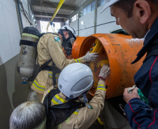 Cadetes do Corpo de Bombeiros fazem treinamento sobre produtos perigosos na Sanepar
