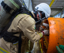 Cadetes do Corpo de Bombeiros fazem treinamento sobre produtos perigosos na Sanepar