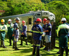Bombeiros realizam simulado de descarrilamento de trem com múltiplas vítimas na Serra do Mar