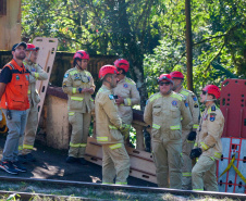 Bombeiros realizam simulado de descarrilamento de trem com múltiplas vítimas na Serra do Mar