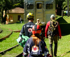 Bombeiros realizam simulado de descarrilamento de trem com múltiplas vítimas na Serra do Mar