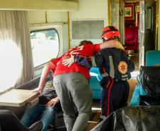 Bombeiros realizam simulado de descarrilamento de trem com múltiplas vítimas na Serra do Mar