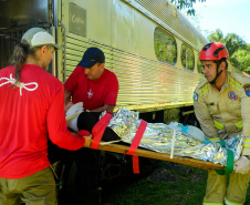 Bombeiros realizam simulado de descarrilamento de trem com múltiplas vítimas na Serra do Mar