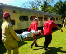 Bombeiros realizam simulado de descarrilamento de trem com múltiplas vítimas na Serra do Mar