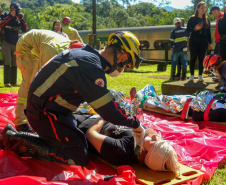 Bombeiros realizam simulado de descarrilamento de trem com múltiplas vítimas na Serra do Mar