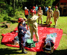 Bombeiros realizam simulado de descarrilamento de trem com múltiplas vítimas na Serra do Mar