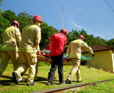 Bombeiros realizam simulado de descarrilamento de trem com múltiplas vítimas na Serra do Mar