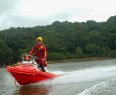 Inéditas no Brasil: Bombeiros passam a ter motoaquáticas de resgate em cenários extremos