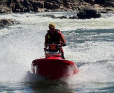Bombeiros fazem treinamento com motoaquáticas de resgate inéditas no Brasil