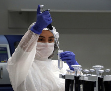 Um novo equipamento capaz de transformar uma amostra biológica em um perfil genético completo em cerca de duas horas. A tecnologia, um sistema conhecido como Rapid DNA, automatiza praticamente todas as etapas da análise genética em um único sistema e passa a mudar a dinâmica da perícia no Paraná, ao reduzir etapas manuais, acelerar resultados e permitir respostas mais rápidas em investigações que dependem de identificação por DNA. “O grande diferencial dessa tecnologia é integrar todo o processo de análise