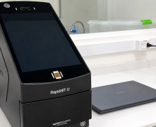 Um novo equipamento capaz de transformar uma amostra biológica em um perfil genético completo em cerca de duas horas. A tecnologia, um sistema conhecido como Rapid DNA, automatiza praticamente todas as etapas da análise genética em um único sistema e passa a mudar a dinâmica da perícia no Paraná, ao reduzir etapas manuais, acelerar resultados e permitir respostas mais rápidas em investigações que dependem de identificação por DNA. “O grande diferencial dessa tecnologia é integrar todo o processo de análise