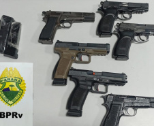 PMPR apreende seis pistolas em ônibus em operação de combate ao tráfico de armas em Piraí do Sul