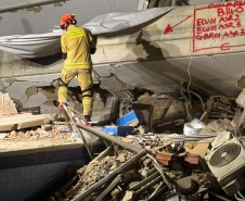 Venezuela: Brasil mantém força-tarefa dos bombeiros em busca de sobreviventes a dois dias do fim da janela de resgate
