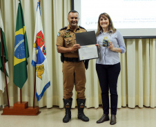 Curitiba, 24 de Outubro de 2019. 4º Seminário do BPRv. Foto: Maj QOPM Machado, Subcomandante do BPRv, entrega o certificado de agradecimento à palestrante Anelise Schmitz.