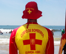 Mais de 70 mil orientações e advertências foram feitas pelos guarda-vidas do Corpo de Bombeiros no litoral do Paraná nos primeiros 30 dias de operação Verão Paraná 2018/2019, nos 89 postos de atendimento distribuídos nas praias da Costa Leste.  -  Matinhos, 22/01/2019  -  Foto: Soldado André Gonçalves