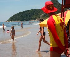 Mais de 70 mil orientações e advertências foram feitas pelos guarda-vidas do Corpo de Bombeiros no litoral do Paraná nos primeiros 30 dias de operação Verão Paraná 2018/2019, nos 89 postos de atendimento distribuídos nas praias da Costa Leste.  -  Matinhos, 22/01/2019  -  Foto: Soldado André Gonçalves