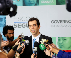 O governador Carlos Massa Ratinho Junior lançou nesta sexta-feira (15) o programa Escola Segura, que prevê uma série de medidas preventivas e protetivas de segurança que serão executadas na rede estadual de ensino. Na foto, o secretário de estado da Educação e Esporte, Renato Feder.  -  Curitiba,15/03/2019 Foto: Jaelson Lucas / ANPr