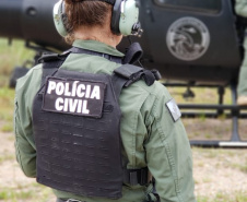 Sete mulheres fazem parte dos grupos de operações especiais da Polícia Civil no Paraná. São cinco lotadas no Centro de Operações Policiais Especiais (Cope), uma no Tático Integrado de Grupos de Repressão Especial (Tigre) e uma no Grupamento de Operações Aéreas (GOA). Bruna Roberta Mayer é uma das integrantes desse elenco e um exemplo de pioneirismo na carreira operacional da instituição.