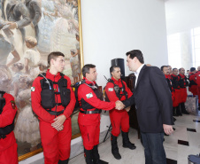 O governador Carlos Massa Ratinho Junior homenageou, nesta segunda-feira (1/4) bombeiros do Estado e profissionais de outras áreas enviados pelo Paraná para apoio aos trabalhos em Brumadinho (MG), após o rompimento da barragem da Mina do Feijão. Curitiba, 01-04-19.Foto: Arnaldo Alves / ANPr.