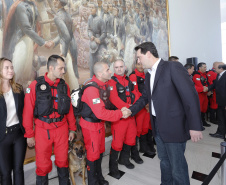O governador Carlos Massa Ratinho Junior homenageou, nesta segunda-feira (1/4) bombeiros do Estado e profissionais de outras áreas enviados pelo Paraná para apoio aos trabalhos em Brumadinho (MG), após o rompimento da barragem da Mina do Feijão. Curitiba, 01-04-19.Foto: Arnaldo Alves / ANPr.
