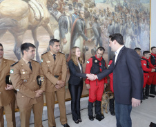 O governador Carlos Massa Ratinho Junior homenageou, nesta segunda-feira (1/4) bombeiros do Estado e profissionais de outras áreas enviados pelo Paraná para apoio aos trabalhos em Brumadinho (MG), após o rompimento da barragem da Mina do Feijão. Curitiba, 01-04-19.Foto: Arnaldo Alves / ANPr.