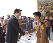 O governador Carlos Massa Ratinho Junior homenageou, nesta segunda-feira (1/4) bombeiros do Estado e profissionais de outras áreas enviados pelo Paraná para apoio aos trabalhos em Brumadinho (MG), após o rompimento da barragem da Mina do Feijão. Curitiba, 01-04-19.Foto: Arnaldo Alves / ANPr.