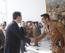 O governador Carlos Massa Ratinho Junior homenageou, nesta segunda-feira (1/4) bombeiros do Estado e profissionais de outras áreas enviados pelo Paraná para apoio aos trabalhos em Brumadinho (MG), após o rompimento da barragem da Mina do Feijão. Curitiba, 01-04-19.Foto: Arnaldo Alves / ANPr.