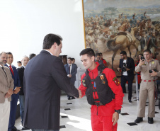 O governador Carlos Massa Ratinho Junior homenageou, nesta segunda-feira (1/4) bombeiros do Estado e profissionais de outras áreas enviados pelo Paraná para apoio aos trabalhos em Brumadinho (MG), após o rompimento da barragem da Mina do Feijão. Curitiba, 01-04-19.Foto: Arnaldo Alves / ANPr.